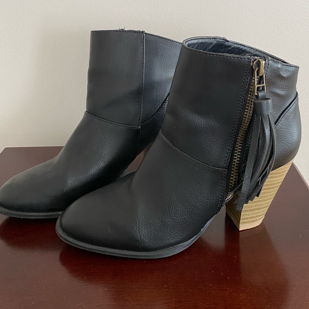 Womens size 6 western style boots. Black with tan heel